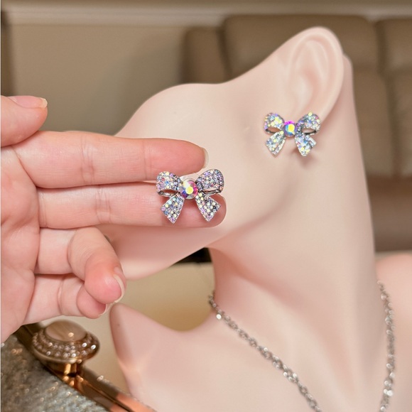 ⚜️ Sparkling Bow Earrings - Picture 4 of 10
